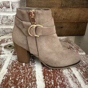 EUC- Apt 9 Tan Heeled Ankle Boots